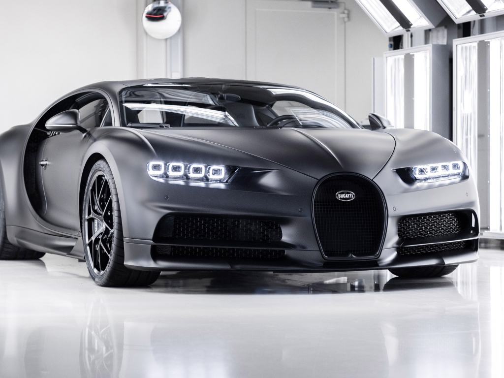 Автомобиль bugatti chiron 2020 года с включенными фарами