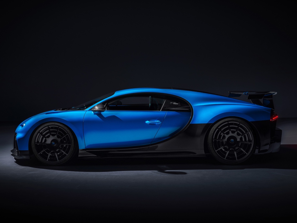 Быстрый автомобиль Bugatti Chiron Pur Sport 2020 года на сером фоне