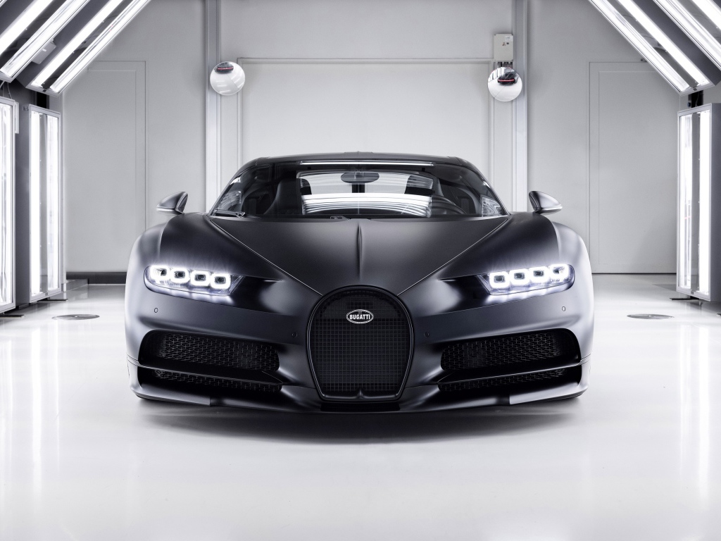 Серебристый автомобиль Bugatti Chiron Noire 2020 года в гараже 