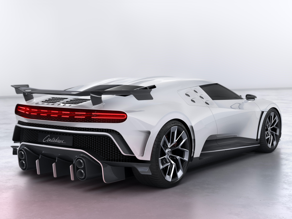 Белый автомобиль Bugatti Centodieci 2019 года вид сзади 