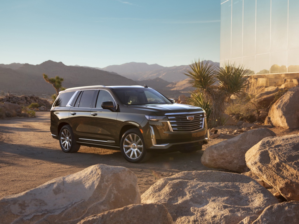 Черный внедорожник  Cadillac Escalade Platinum Luxury, 2021 года у камней