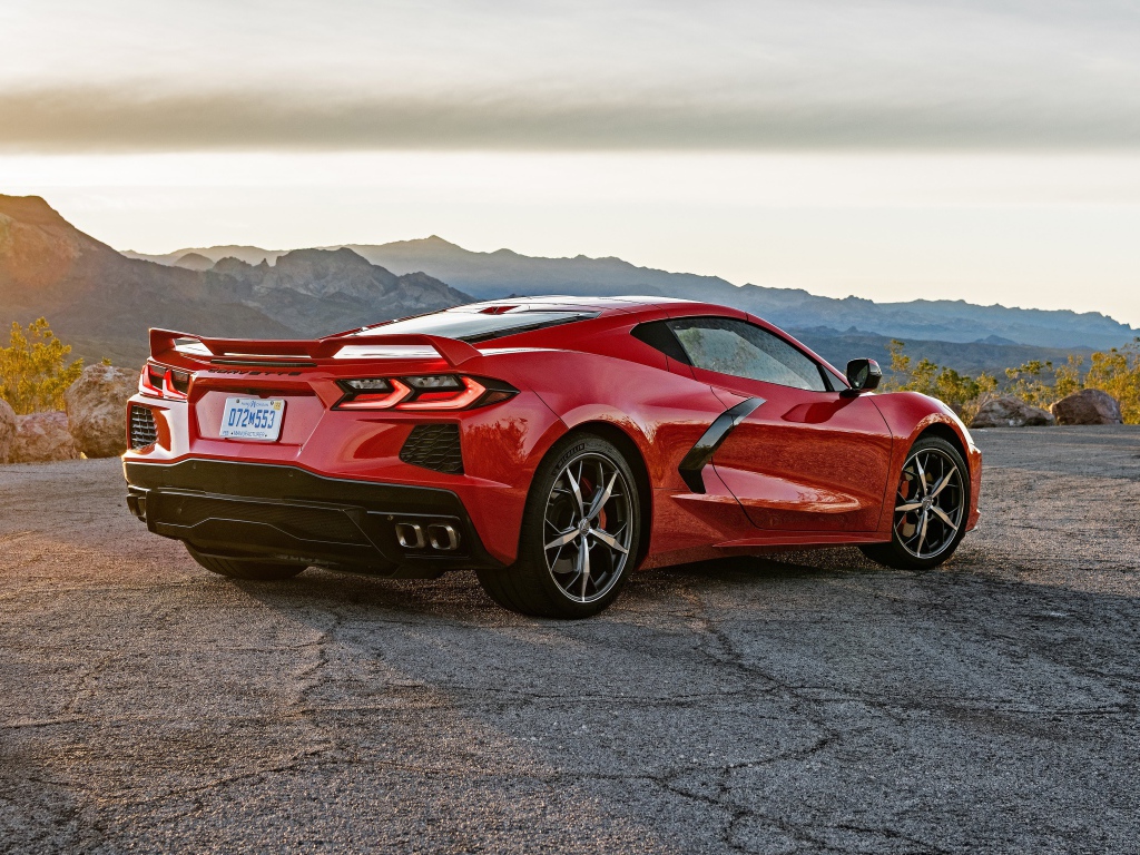 Красный автомобиль  Chevrolet Corvette Stingray Z51, 2020 года в лучах солнца