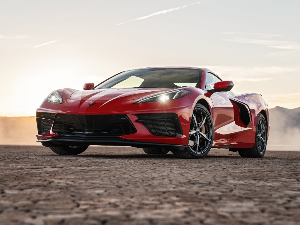Красный автомобиль  Chevrolet Corvette Stingray Z51, 2020 года с включенными фарами