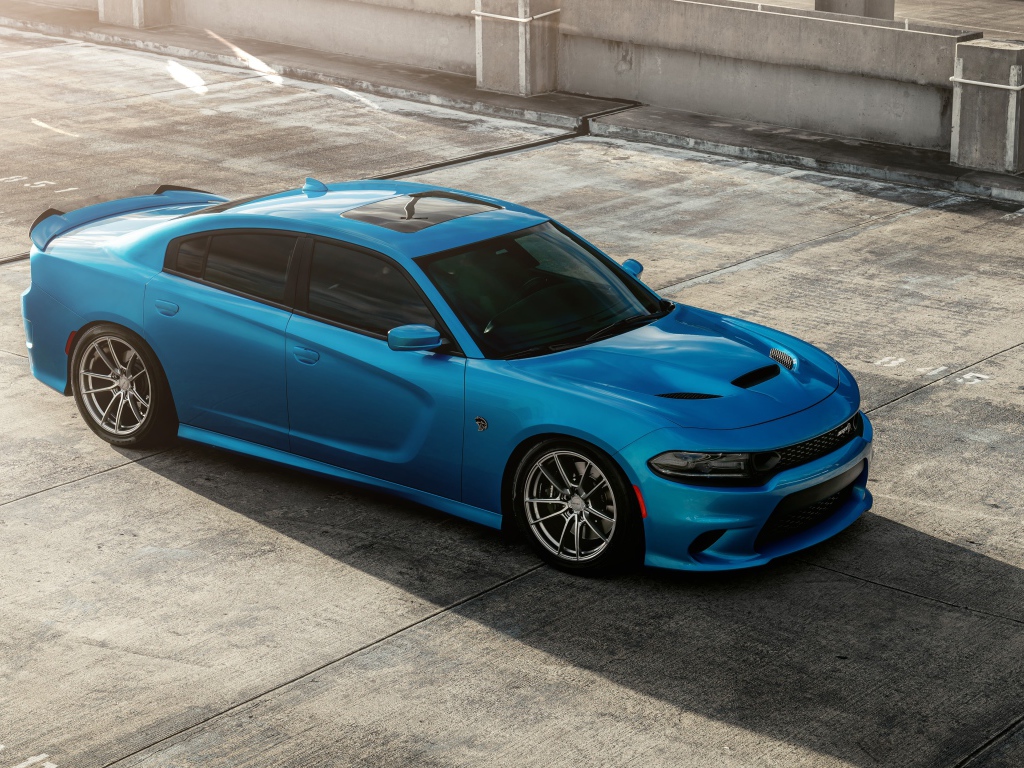 Синий автомобиль Dodge Charger SRT Hellcat 