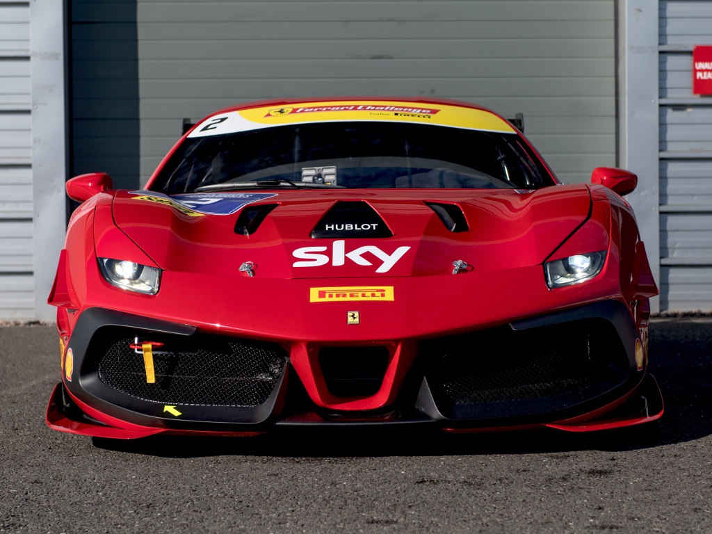 Гоночный автомобиль Ferrari 488 Challenge Evo 2020 года 
