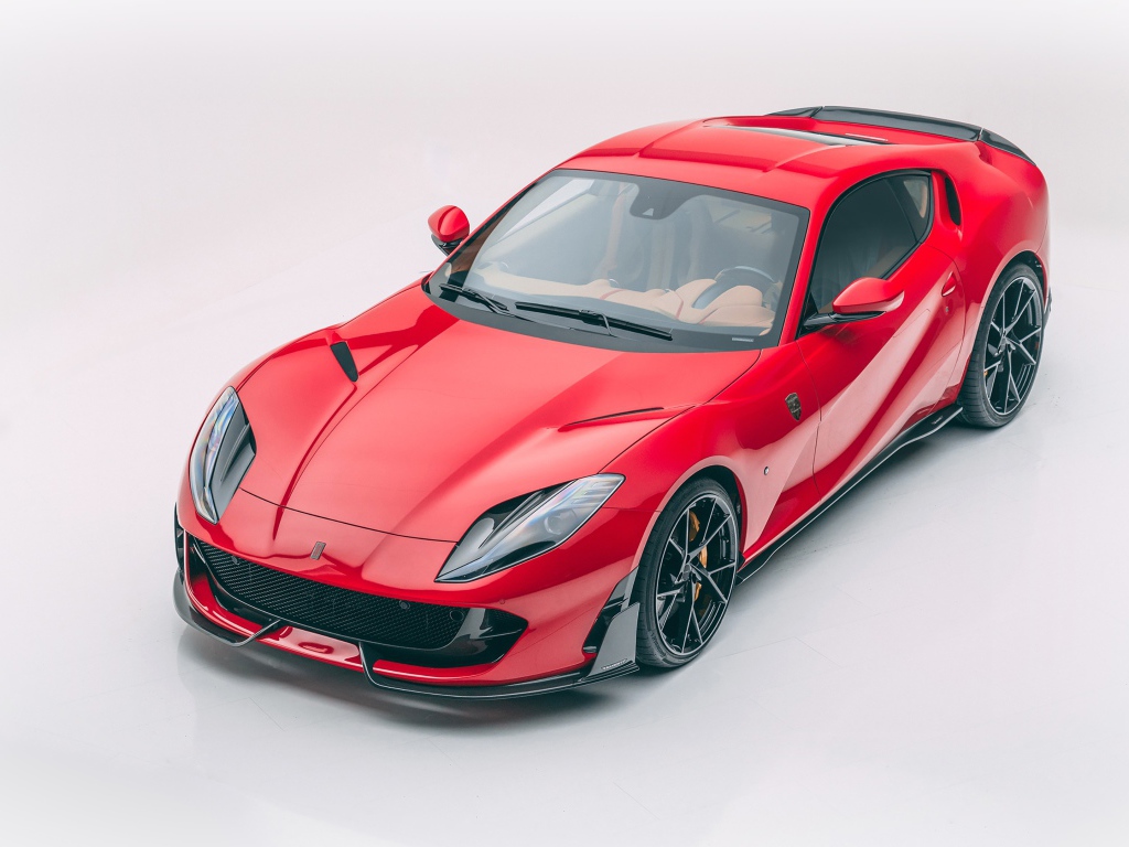 Красный автомобиль Mansory Ferrari 812 Superfast Soft Kit 2020 года