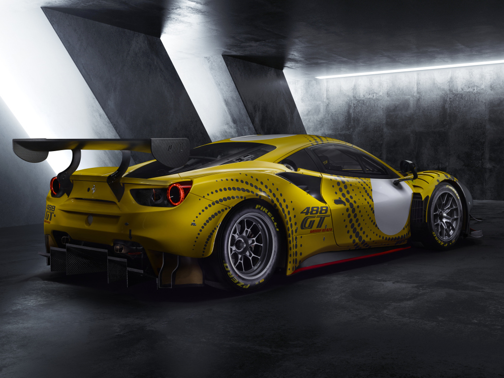 Гоночный автомобиль Ferrari 488 GT Modificata 2021 года у серой стены