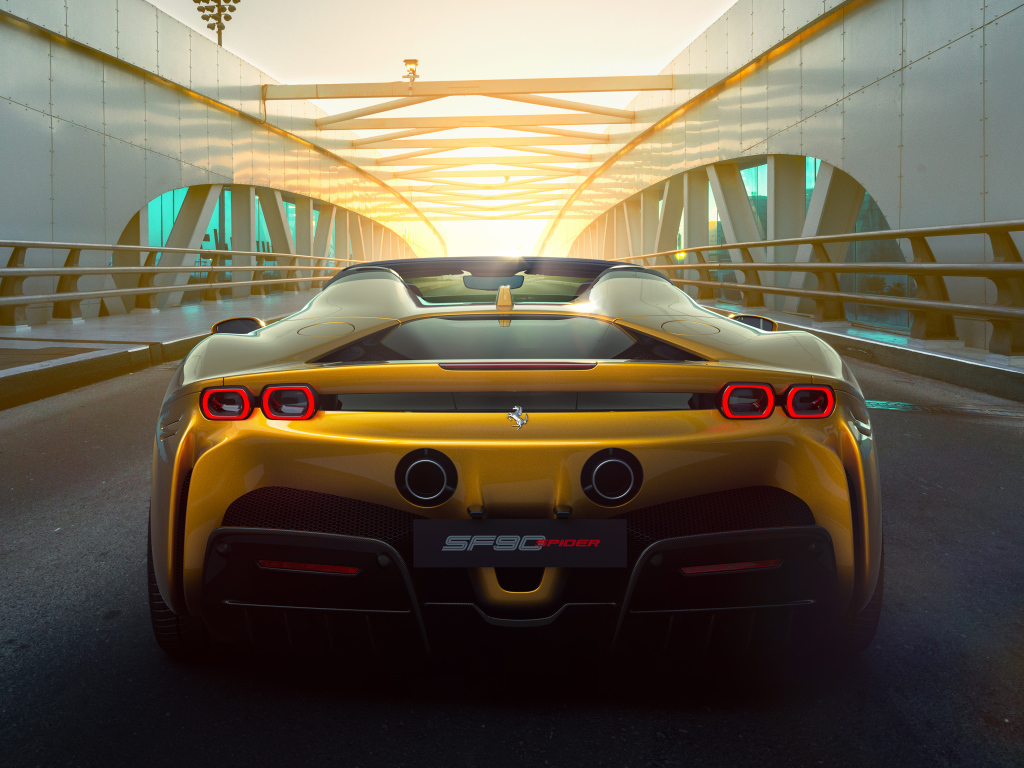 Автомобиль  Ferrari SF90 Spider 2021 года вид сзади на мосту