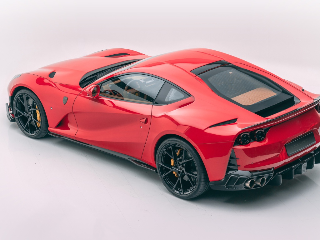 Красный автомобиль Mansory Ferrari 812 Superfast Soft Kit 2020 года на белом фоне