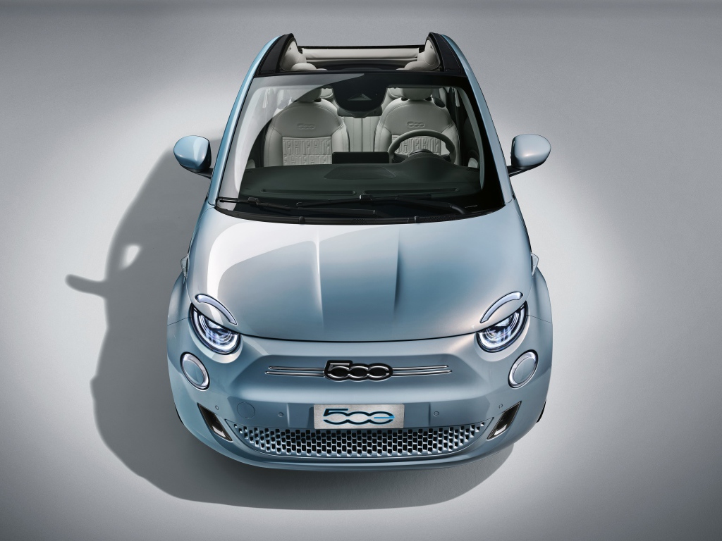 Кабриолет Fiat 500, 2020 года на сером фоне 