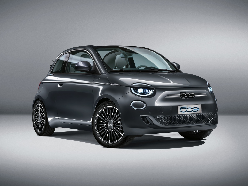 Миниатюрный автомобиль Fiat 500 La Prima Italia Cabrio 2020 года на сером фоне