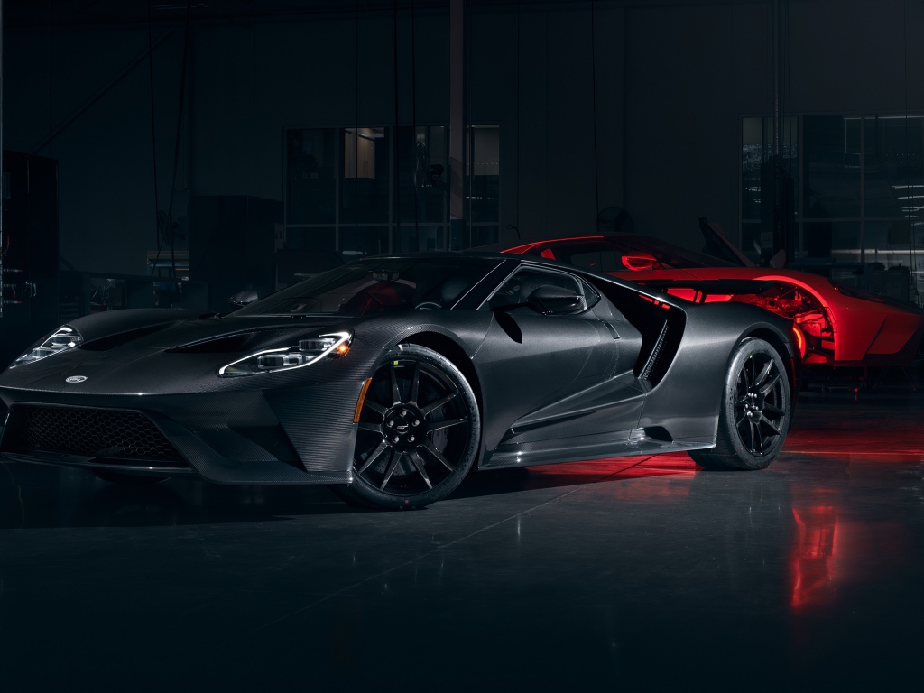 Спортивный автомобиль Ford GT 2020 года в гараже 