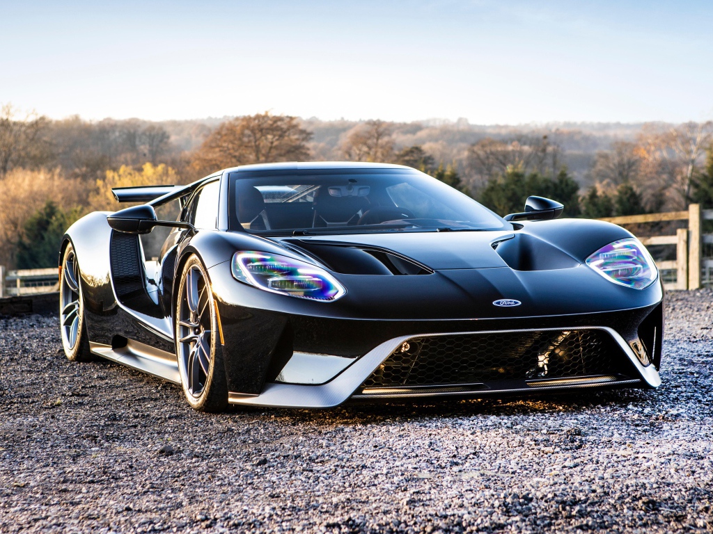 Черный дорогой автомобиль Ford GT в лучах солнца
