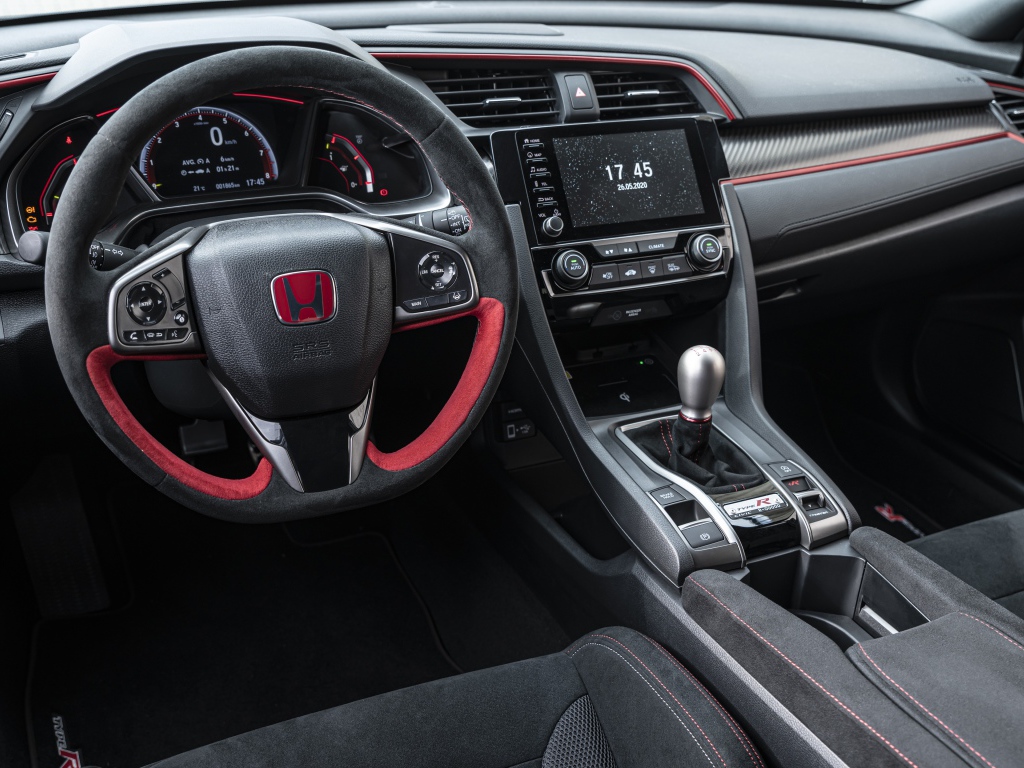Черный кожаный салон автомобиля Honda Civic Type R Sport Line