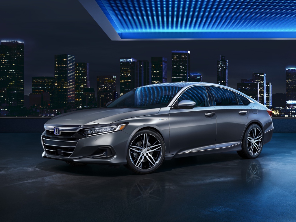 Серебристый автомобиль Honda Accord Touring, 2021 года на фоне мегаполиса