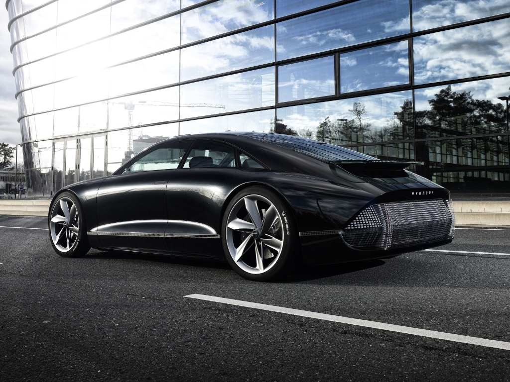 Черный автомобиль Hyundai Prophecy 2020 года вид сзади