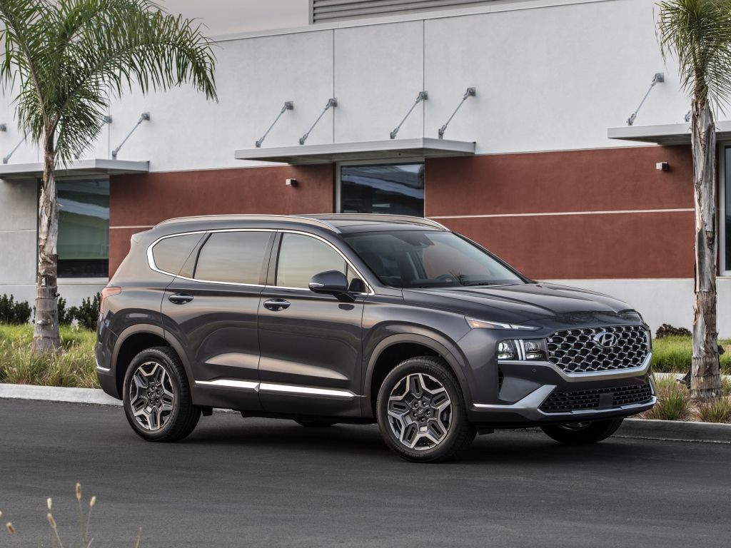 Автомобиль  Hyundai Santa Fe Hybrid, 2021 года у дома