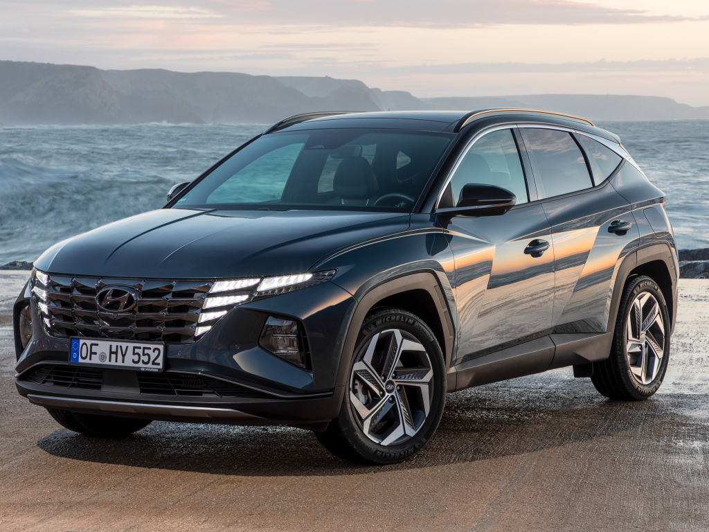 Черный автомобиль Hyundai Tucson Hybrid 2021 года у океана