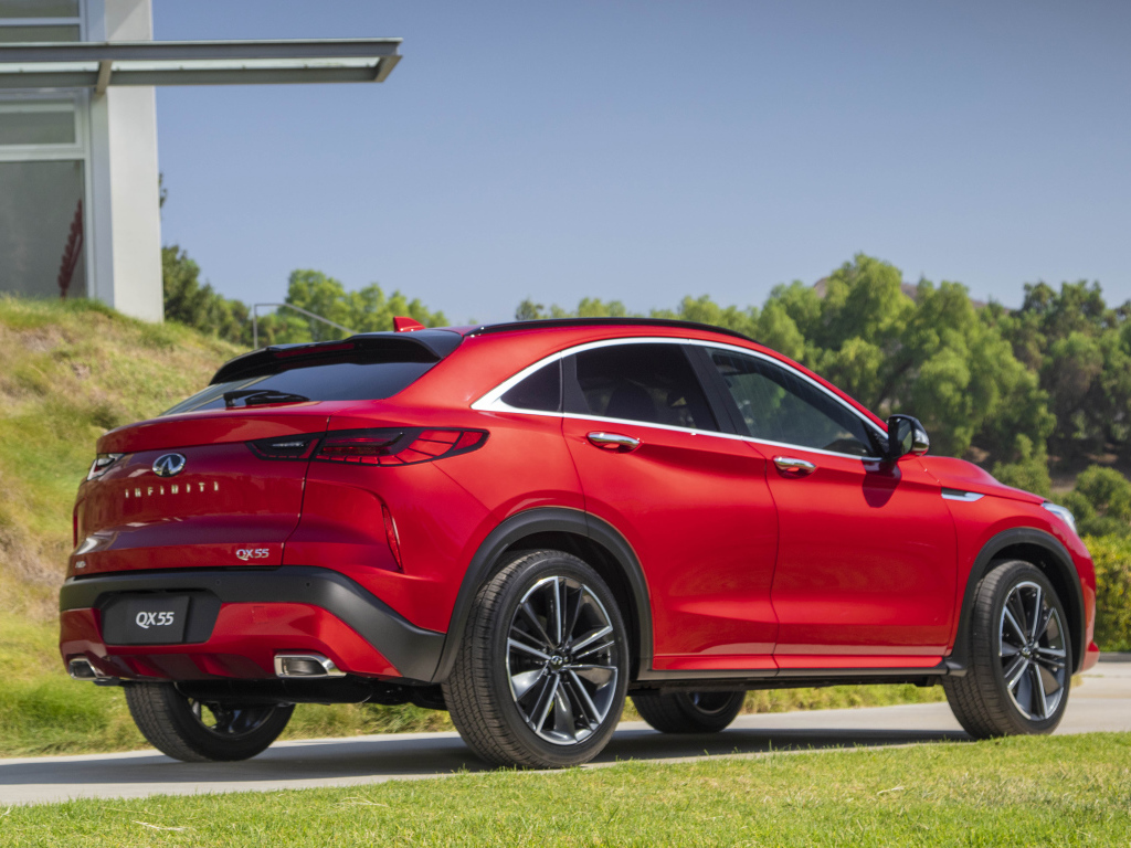 Красный автомобиль Infiniti QX55 AWD 2022 года вид сзади