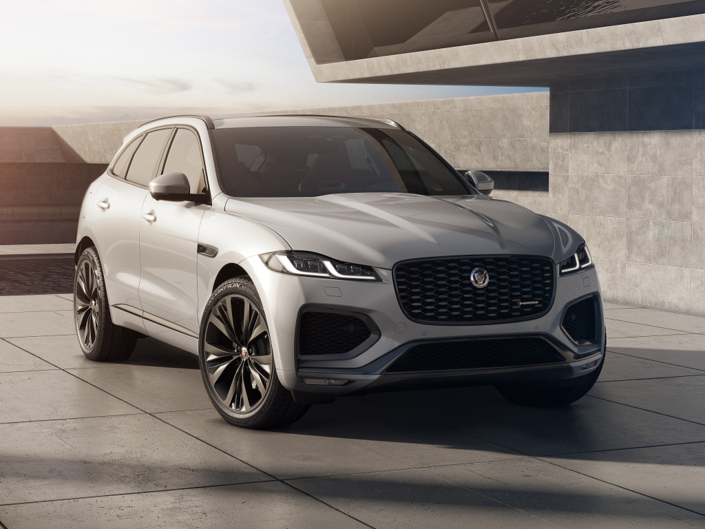 Серебристый автомобиль Jaguar F-Pace R-Dynamic Black Pack 2020 года 
