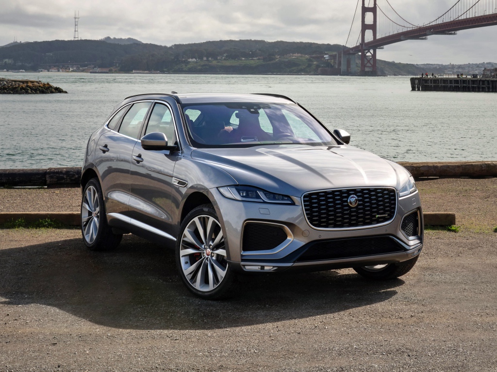 Серебристый автомобиль Jaguar F-Pace R-Dynamic 2020 года у реки 