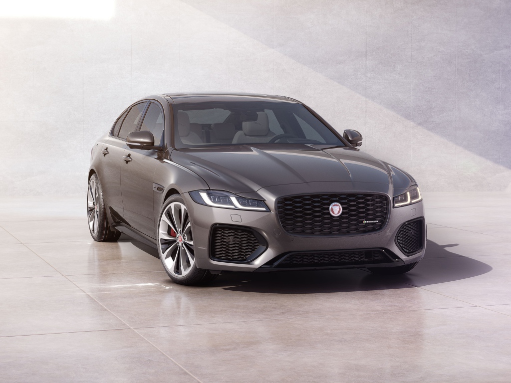 Автомобиль Jaguar XF P300 AWD R-Dynamic 2020 года у серой стены 