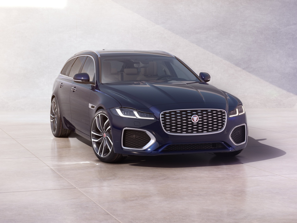 Синий автомобиль Jaguar XF Sportbrake 2020 года у стены 