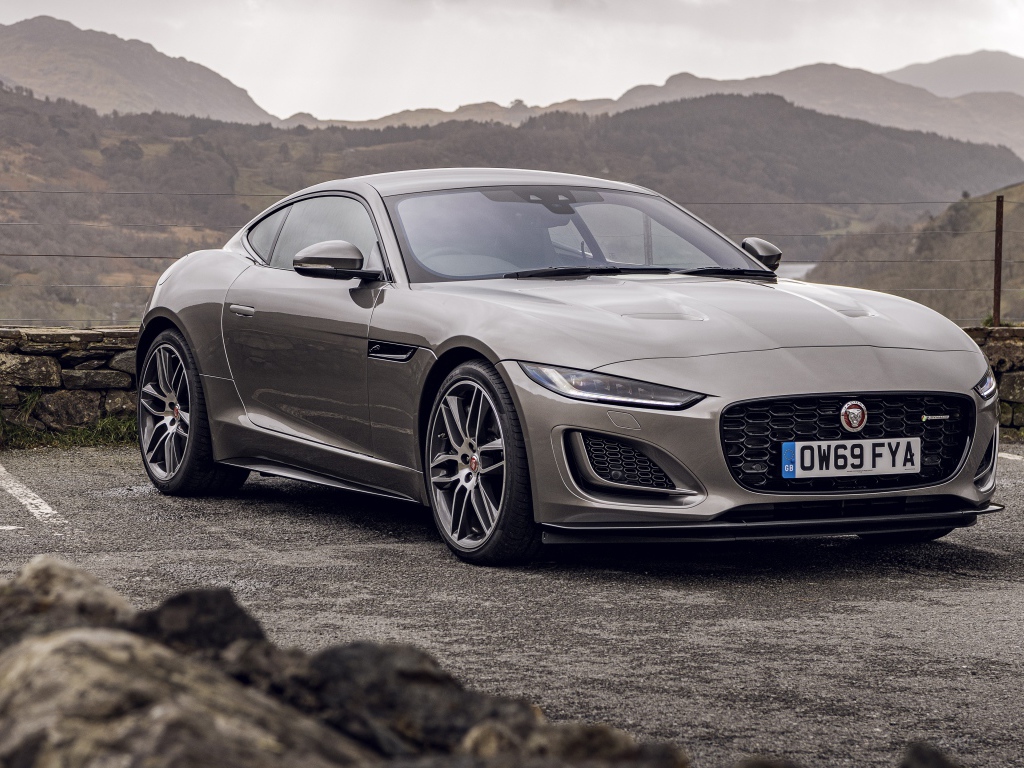 Дорогой автомобиль Jaguar F-Type P450 R-Dynamic 2020 года на фоне гор 