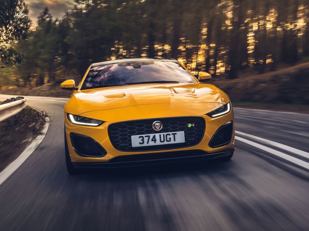 Желтый автомобиль Jaguar F-Type R Coupe 2020 года на трассе 