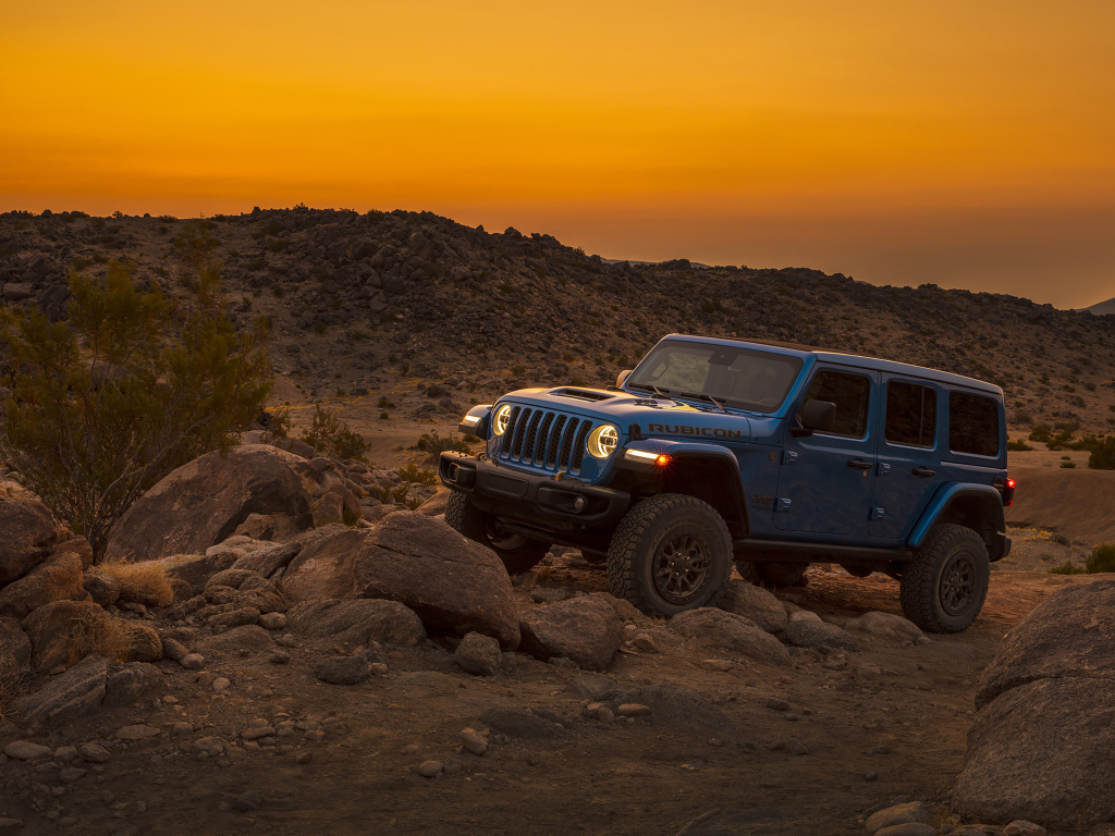 Автомобиль Jeep Wrangler Unlimited Rubicon 392, 2021 года на камнях