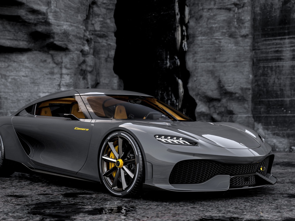 Автомобиль Koenigsegg Gemera 2020 года у высокой стены 