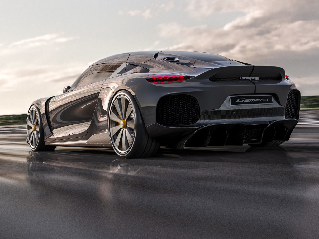 Быстрый автомобиль Koenigsegg Gemera 2020 года на трассе вид сзади