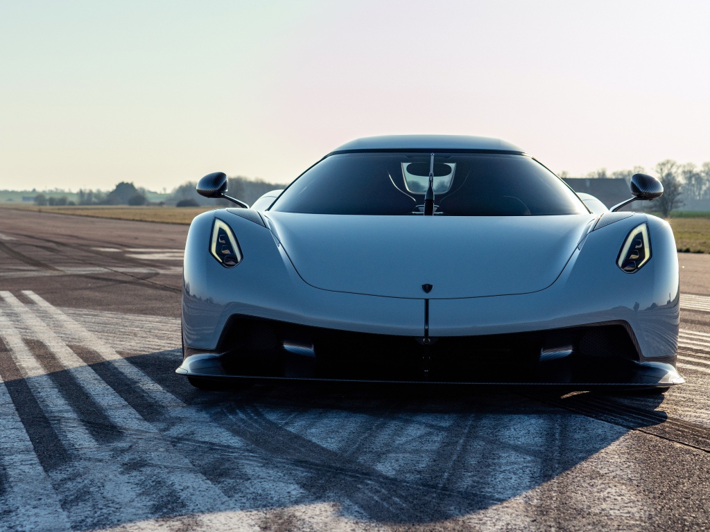 Автомобиль Koenigsegg Jesko Absolut 2020 года на трассе 