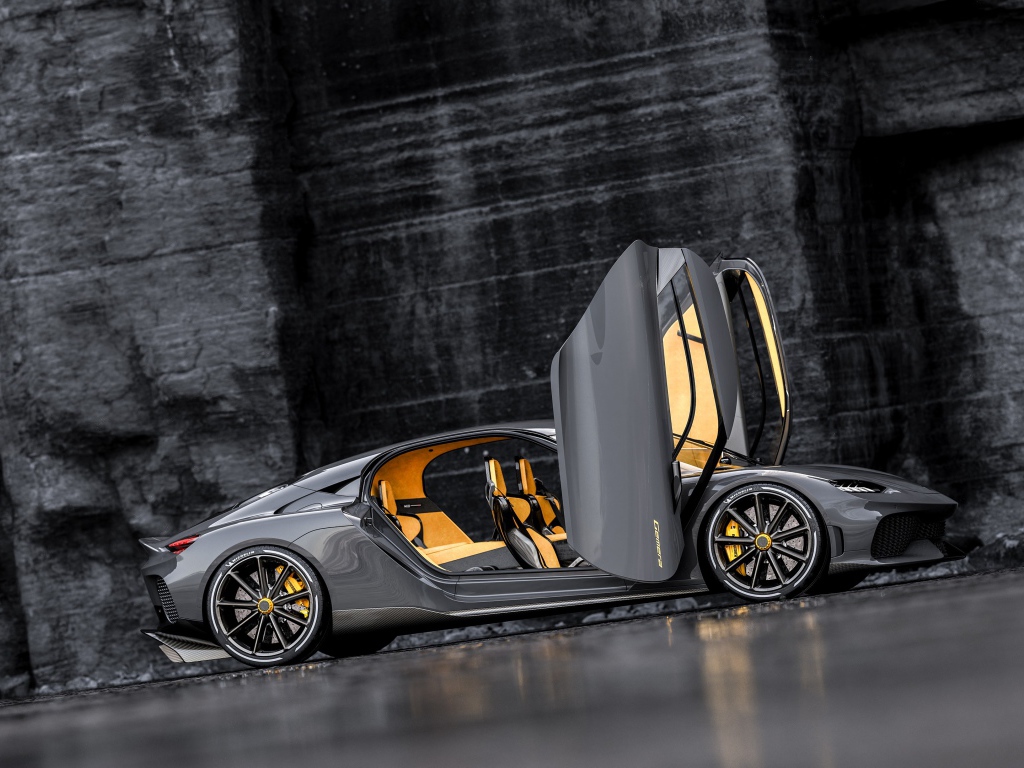 Автомобиль Koenigsegg Gemera 2020 года с открытыми дверями