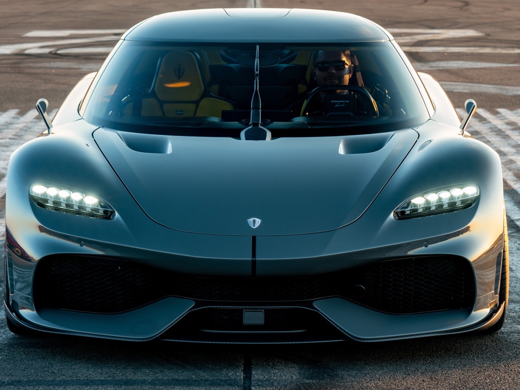 Черный быстрый автомобиль Koenigsegg Gemera 2020 года вид спереди