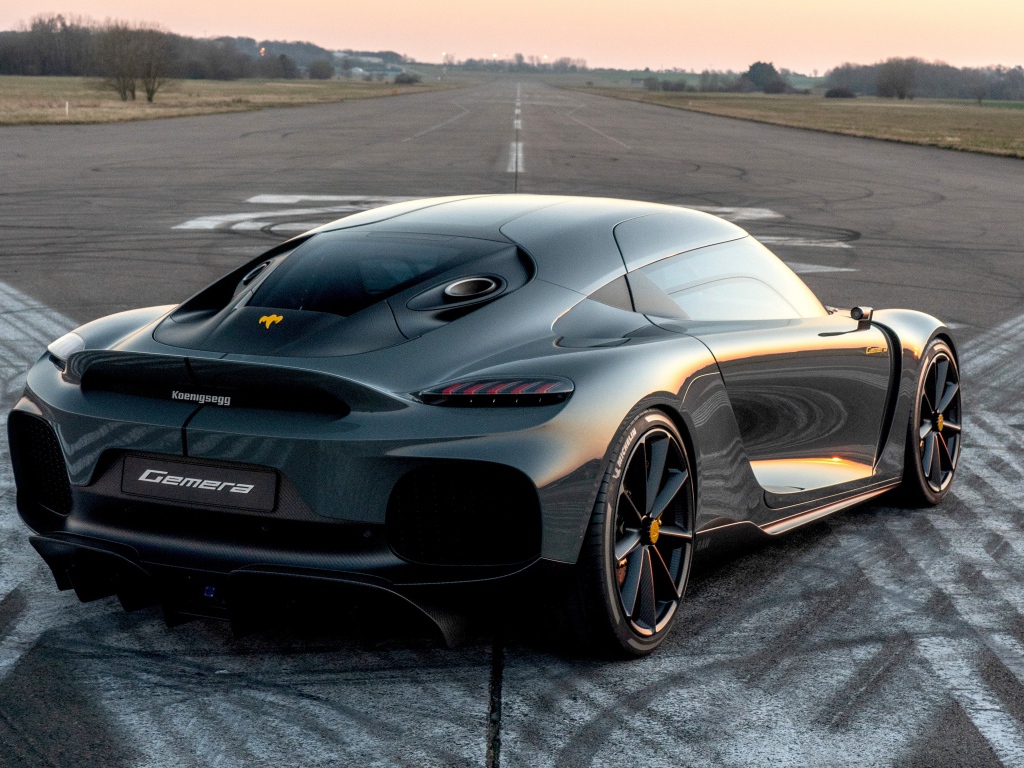 Автомобиль Koenigsegg Gemera 2020 года на трассе