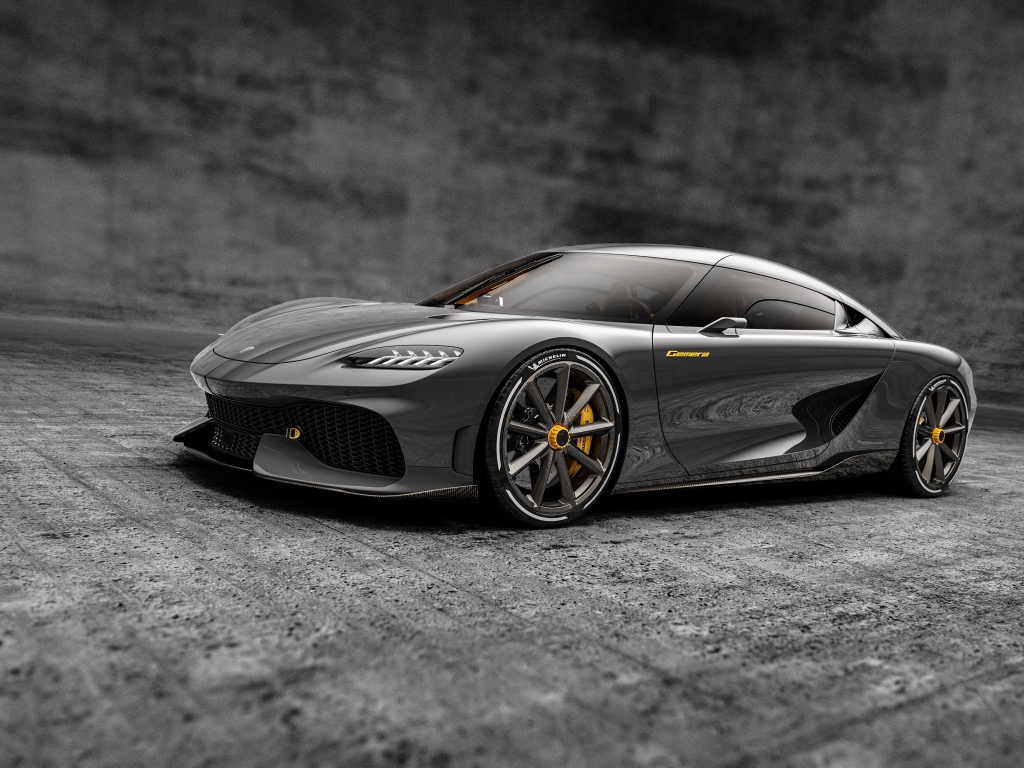 Серебристый автомобиль Koenigsegg Gemera 2020 года на сером фоне