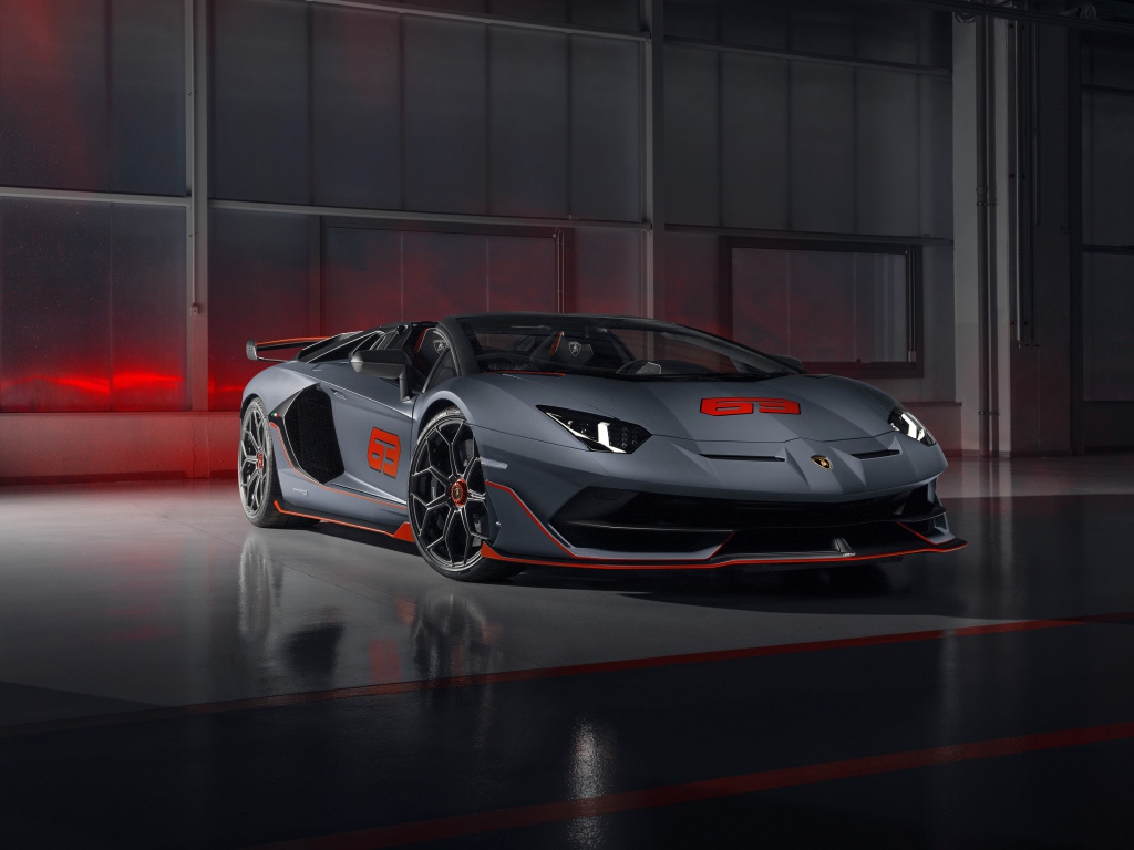 Серый спортивный автомобиль Lamborghini Aventador SVJ 63 Roadster 2020 года в ангаре