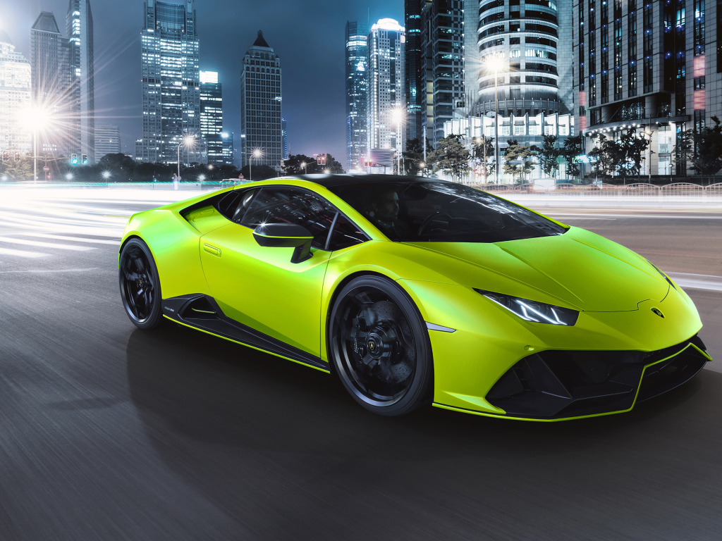 Быстрый автомобиль Lamborghini Huracán EVO 2021 года на ночной дороге