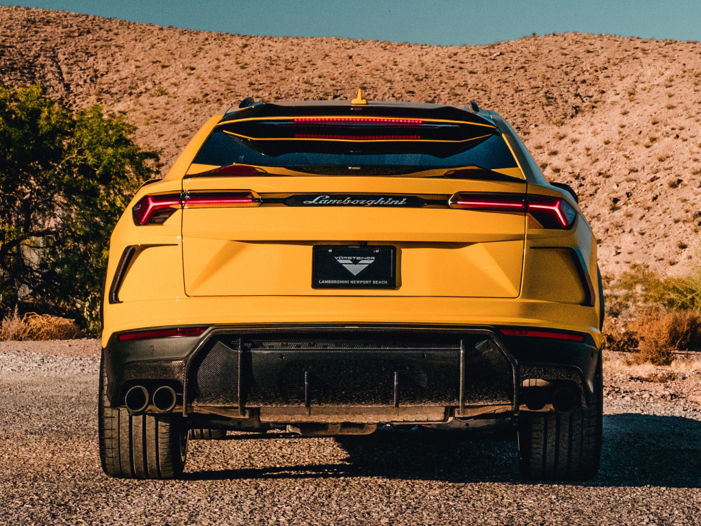 Желтый автомобиль Lamborghini Urus 2019 года вид сзади