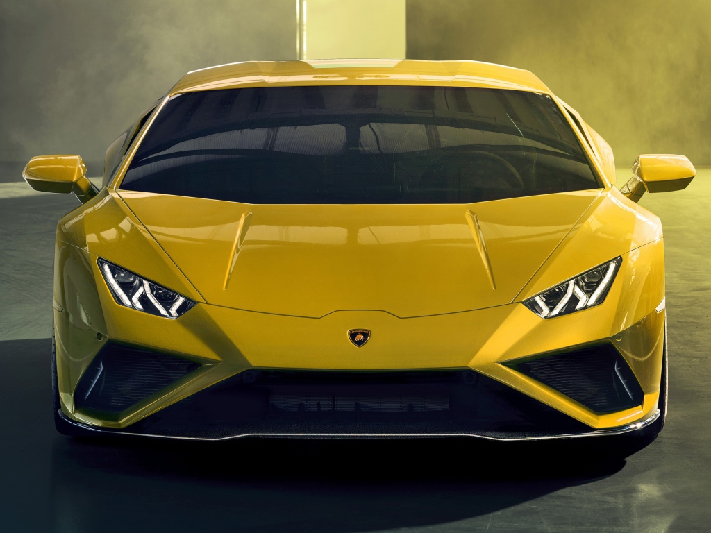Желтый автомобиль Lamborghini Huracan EVO RWD 2020 года вид спереди