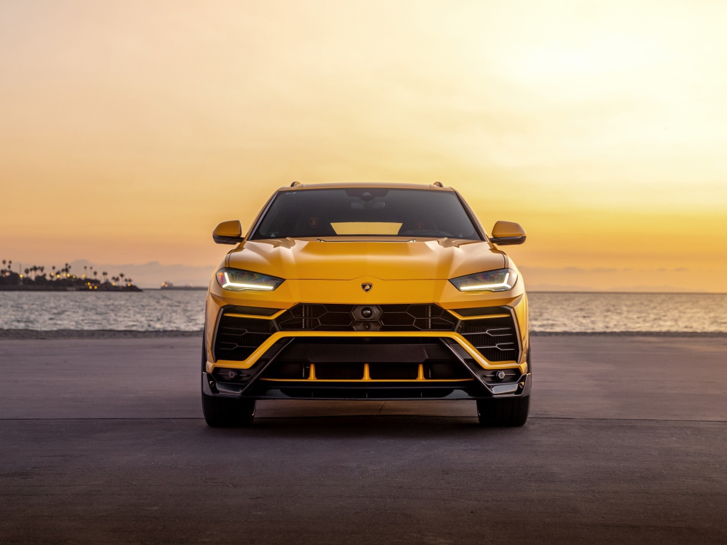 Желтый внедорожник  Lamborghini Urus у воды 