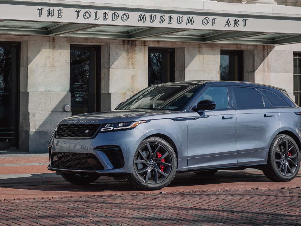 Внедорожник Range Rover Velar, 2020 года у здания музея 