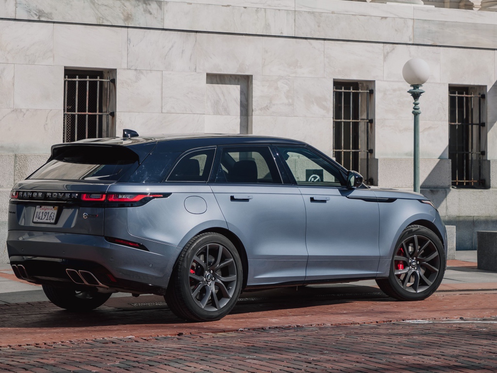 Серебристый автомобиль Range Rover Velar, 2020 года 