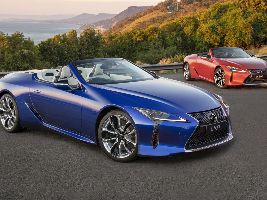 Синий автомобиль Lexus LC 500 Convertible 2020 года 