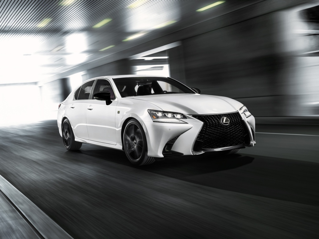 Белый автомобиль Lexus GS 350 F, 2020 года на трассе 