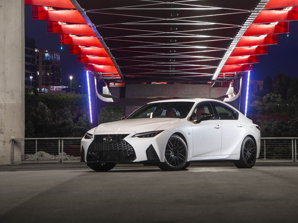 Белый автомобиль  Lexus IS 350 F SPORT, 2021 года под мостом
