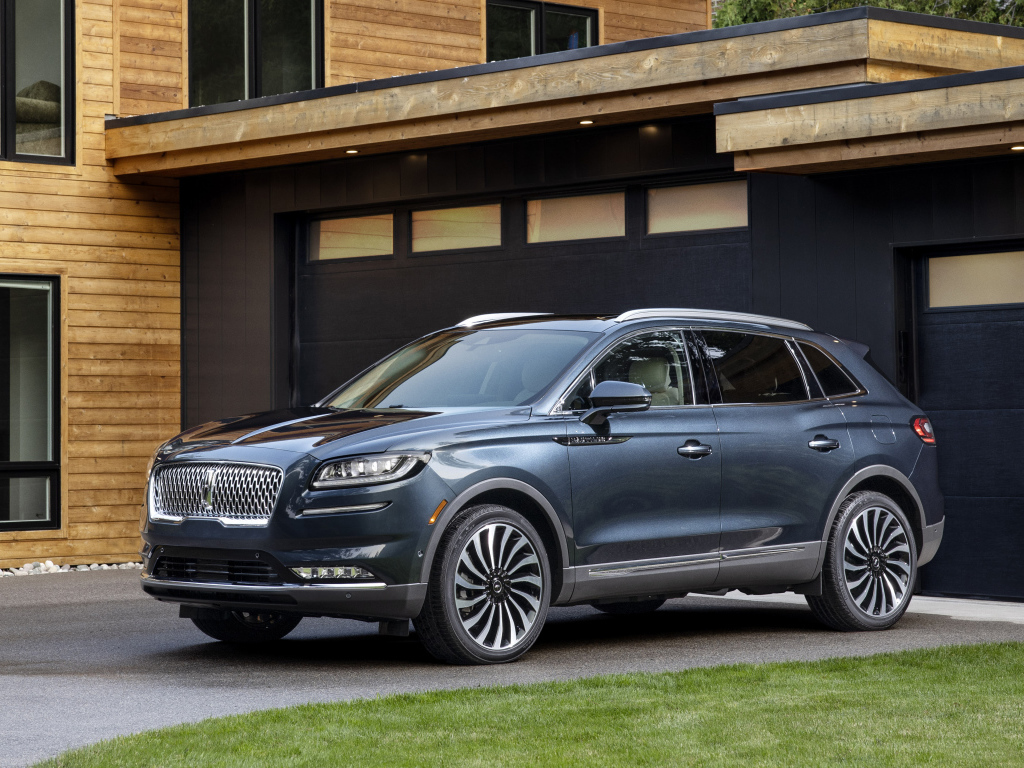 Автомобиль  Lincoln Nautilus 2021 года у гаража