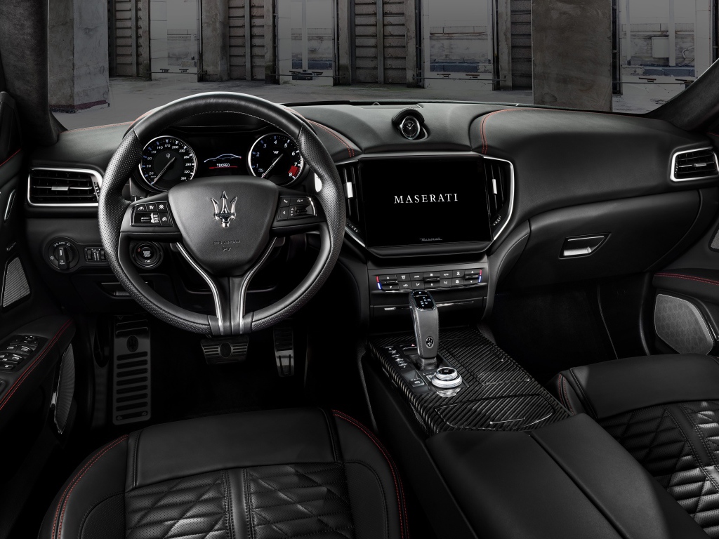 Черный кожаный салон Maserati Ghibli Trofeo 2020 года 