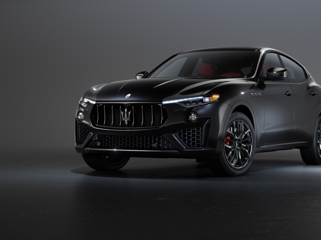 Черный автомобиль  Maserati Levante S Q4, 2020 года на сером фоне
